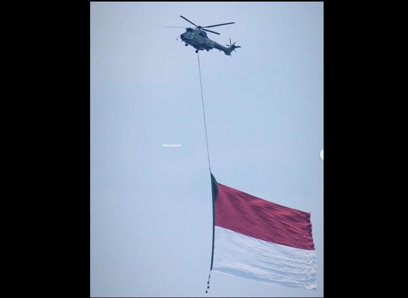 Viral Bendera Merah Putih Berkibar di Langit Jakarta