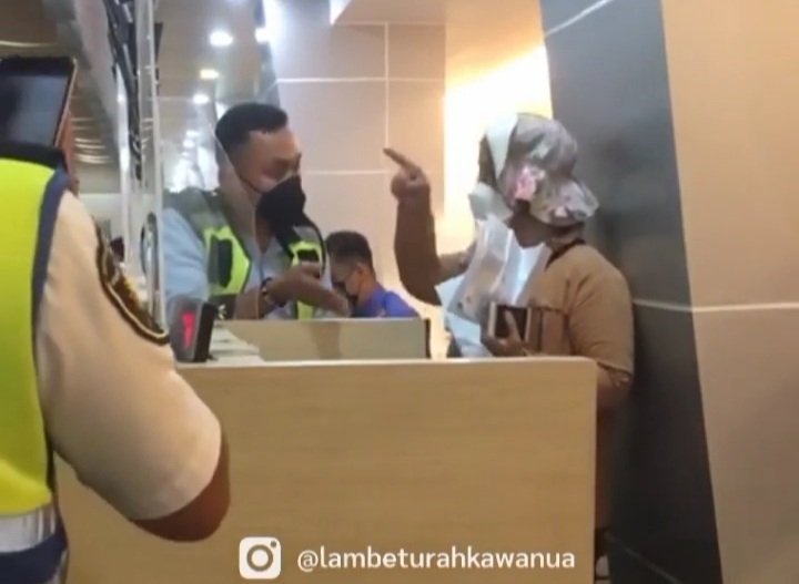 Viral, Mengaku Istri Kolonel, Seorang Wanita Berteriak-teriak Histeris di Bandara