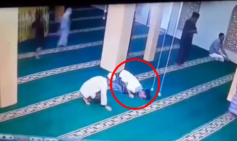 Viral, Seorang Kakek Meninggal Dunia saat Sujud di Masjid