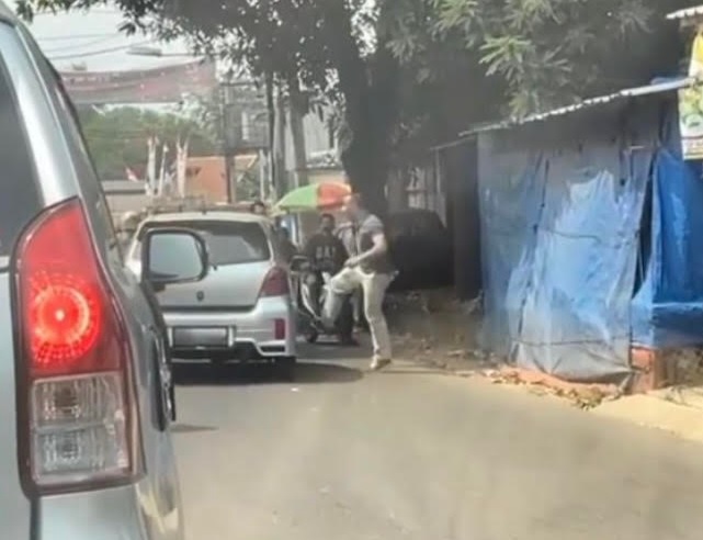 Viral! Pria Ini Tendang Spion Mobil hingga Patah karena Halangi Ambulans