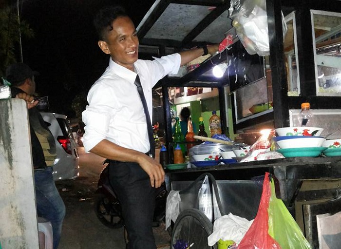 5 Kisah Heboh Tukang Bakso yang Viral, dari yang Cantik hingga Ludahi Mangkok Pembeli