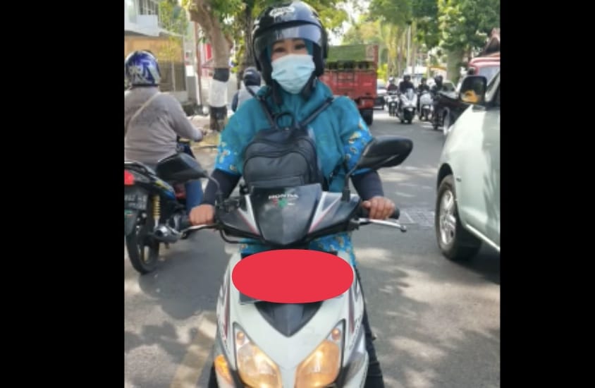 Viral Emak-Emak Lawan Arah Halangi Pemotor, Ogah Minggir Meski Ditegur