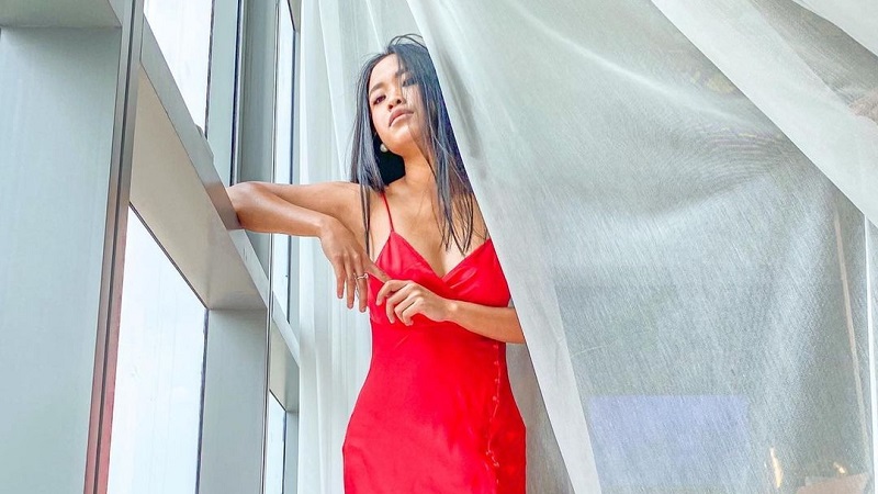 Ayya Renita Bikin Pangling Pakai Dress Merah, Netizen: Cetar Merona Manjah!