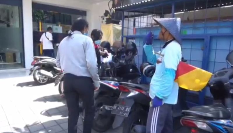 Viral Juru Parkir Pakai Masker Batok Kelapa Bisa Dipasangi Peluit