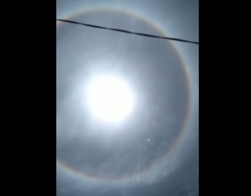 Viral Cahaya Matahari Dilingkari Pelangi di Langit Jambi, Fenomena Apa?