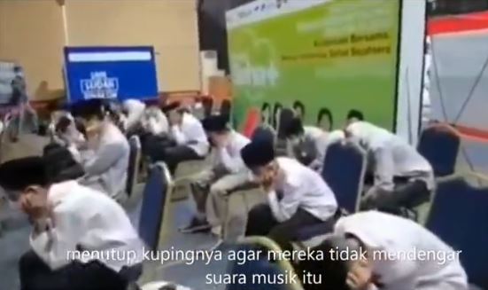 Viral Santri Langsung Menutup Telinga saat Dengar Suara Musik