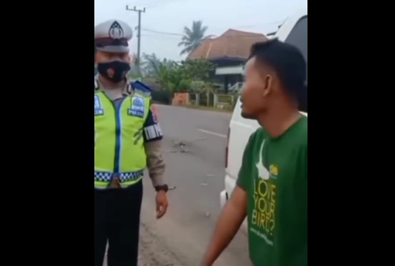 Viral! Polisi Beli Solar Satu Galon Bantu Sopir yang Truknya Mogok