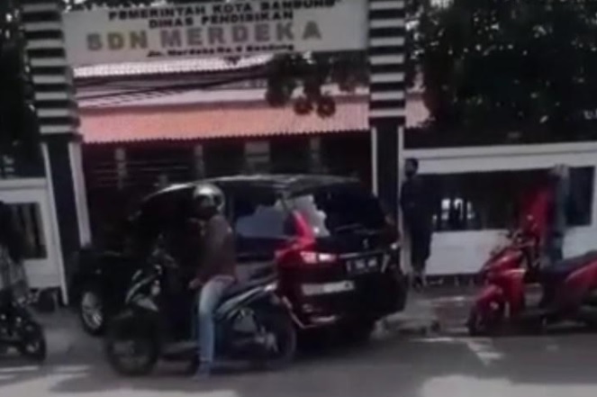 Viral! Teror Pria Bermotor Onani Depan Gerbang SD di Bandung