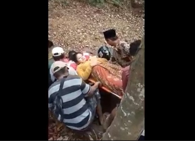 Viral Ibu Hendak Melahirkan Ditandu Lewati Sungai Kering demi Sampai Puskesmas