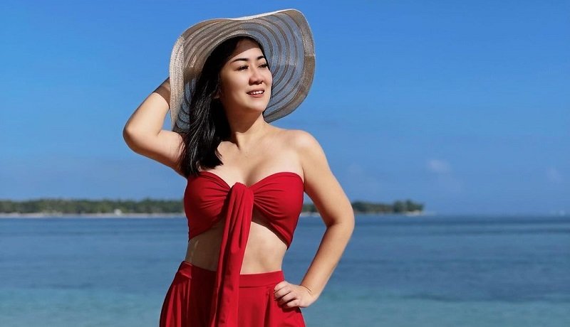 Tante Ernie Berpose Pakai Bra dan Kulot Merah, Netizen: Kece Parah