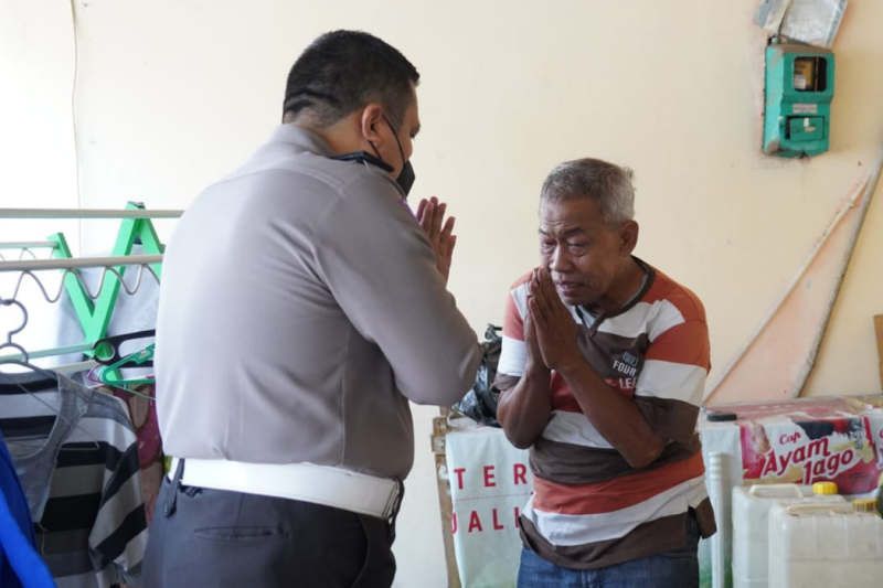 Viral Pensiunan Polisi Jadi Manusia Silver, Kapolda Jateng Salurkan Bantuan