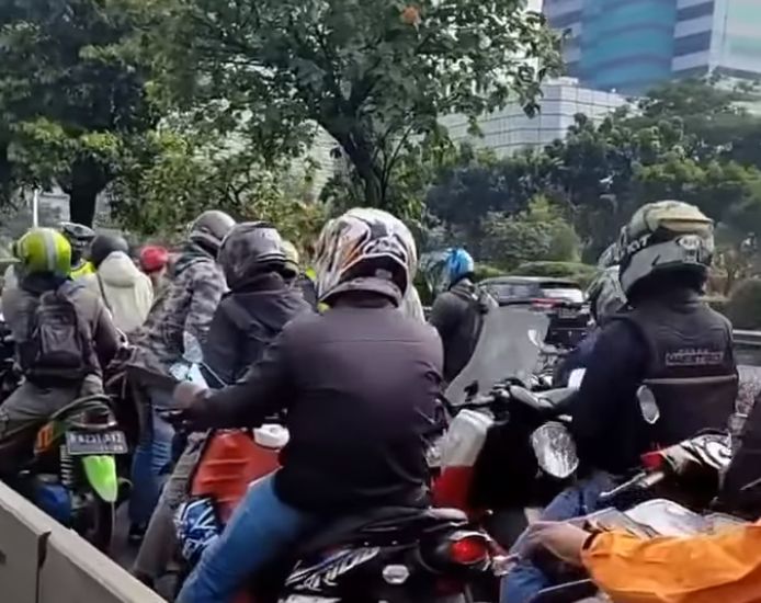 Viral Puluhan Pengendara Masuk Jalur Busway Kena Tilang Massal , Warganet: Panik Gak?