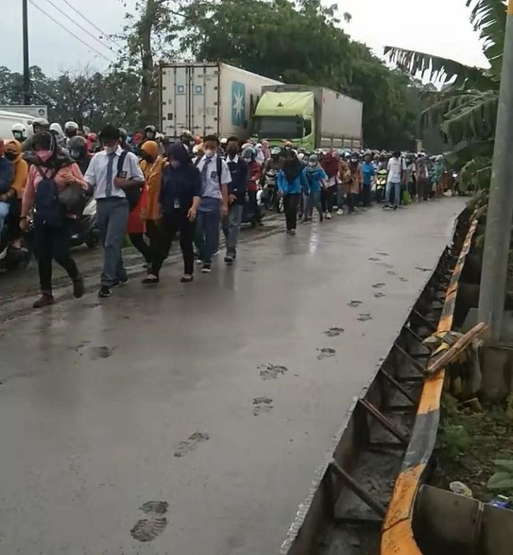 Bikin Geram! Viral Jalan Baru Dicor Langsung Diinjak-injak dan Dilewati Motor