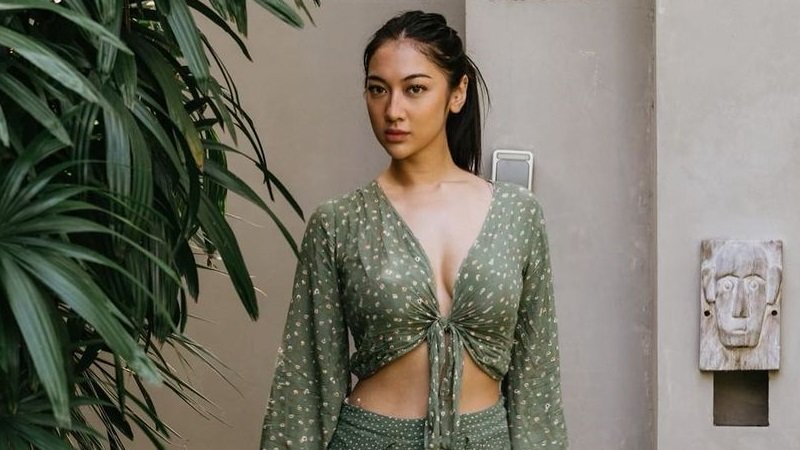 Seksinya Anindita Hidayat Berbusana Crop Top Hijau, Netizen: The Next Jane Tarzan!