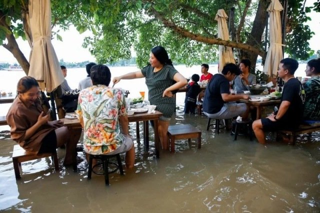 Viral Restoran Kebanjiran, Pengunjung Malah Makin Ramai dan Kegirangan