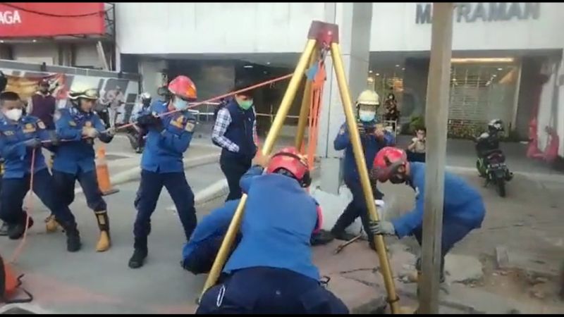 Viral Aksi Petugas Damkar Mengevakuasi Kartu ATM dari Selokan