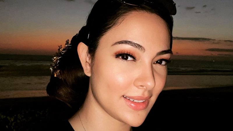 Cantiknya Dokter Reisa Selfie Berlatar Sunset, Netizen: Mirip Gal Gadot!