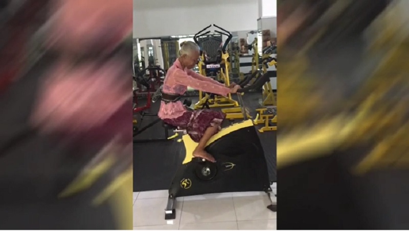 Viral Nenek Nge-Gym, Masih Pake Kebaya Loh!