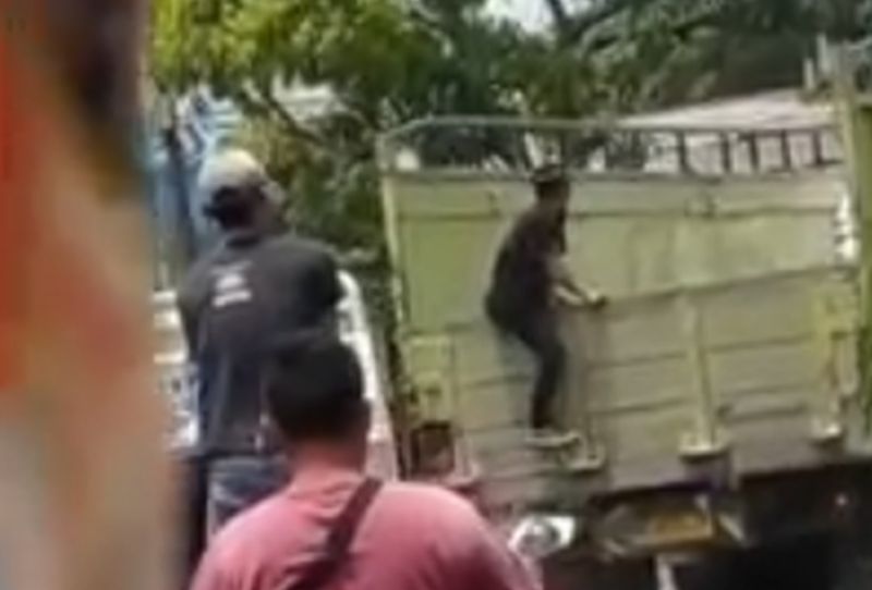 Viral Aksi Bajing Loncat Curi Barang Muatan Truk di Kawasan Industri Medan