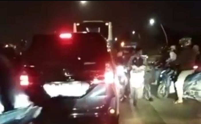 Viral, Geng Motor Bersajam Tawuran di Tengah Kemacetan Tanjung Priok