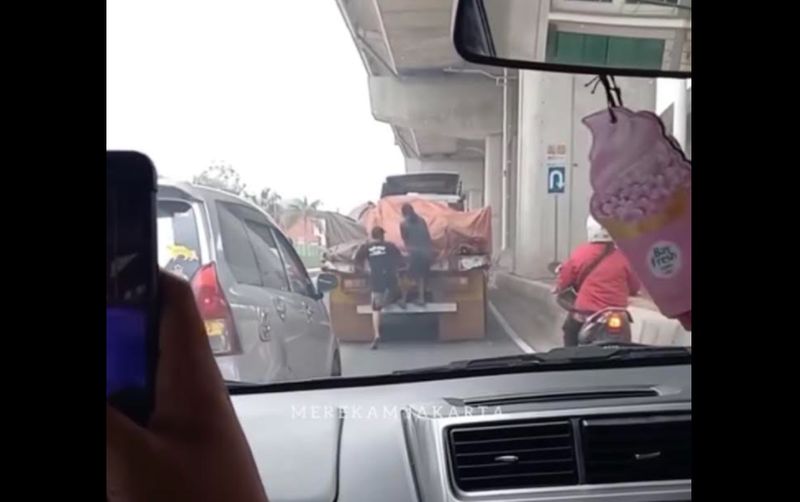 Viral Bajing Loncat di Cakung Terekam Kamera, Polisi Buru Pelaku