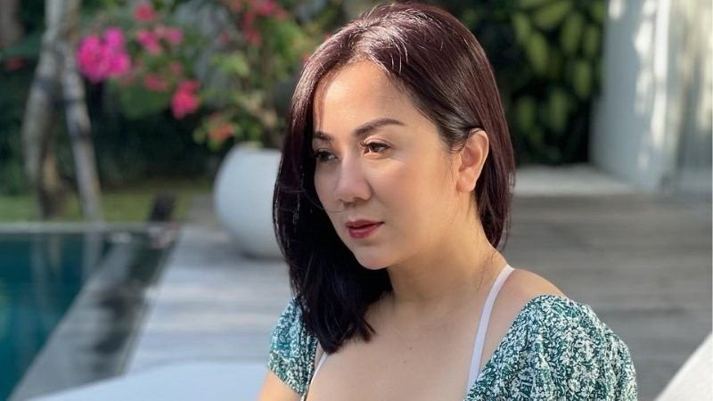 Tante Ernie Melamun Cantik Pakai Dress Seksi, Netizen: Para Gadis Pasti Insecure