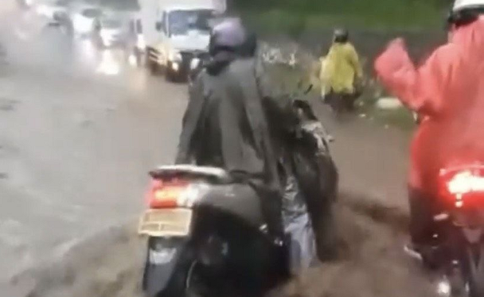 Viral, Pemotor Terjatuh dan Terseret Arus Banjir di Lembang