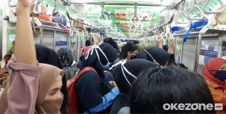 KRL Penuh Sesak dan Abai Prokes, Netizen: Tak Terlihat Adanya Covid!