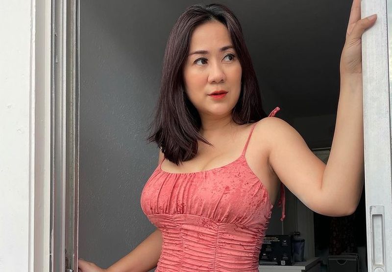 Tante Ernie Berpose Ngalangin Pintu dengan Mini Dress Pink, Netizen: Perfect