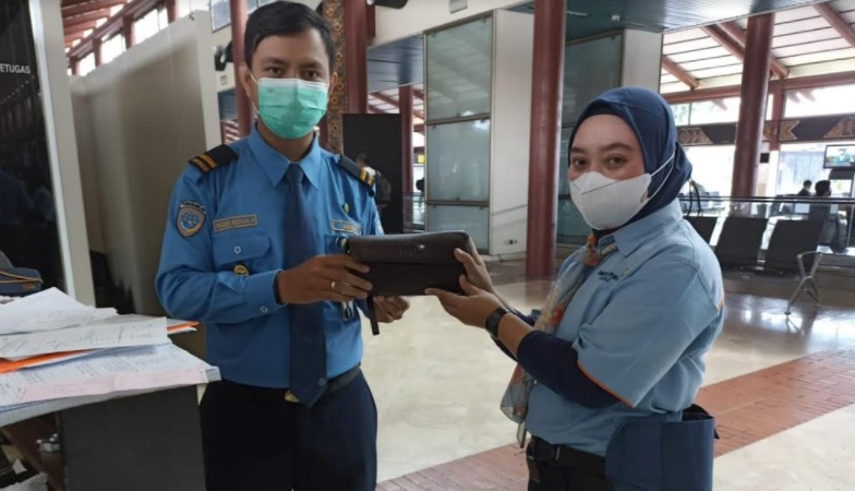 Heboh! Petugas Cleaning Service Temukan Cek Rp 35,5 Miliar di Bandara Soetta