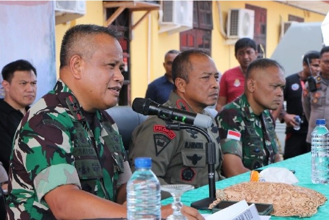 Heboh Foto Kapten Phillips Pegang Bendera Bintang Kejora, Jenderal Kopassus Ungkap Faktanya