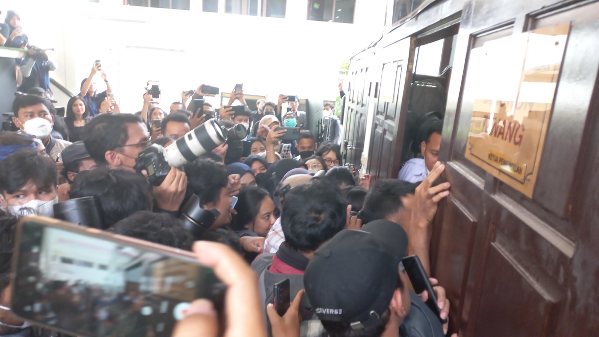 Heboh! Fans Bharada E Serbu PN Jaksel Jelang Vonis, Berebut Masuk Ruang Sidang Utama