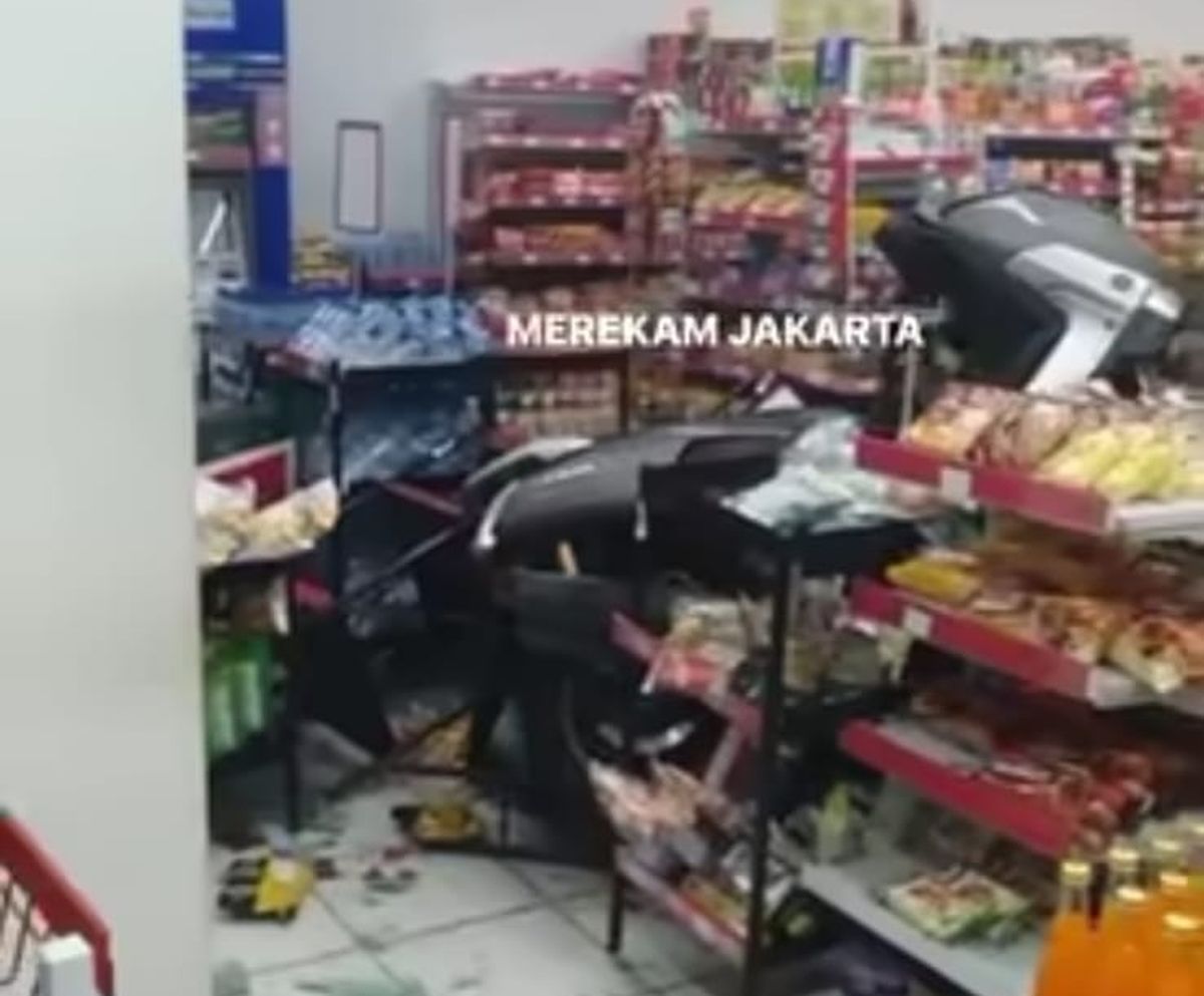 Viral! Pemotor Hilang Konsentrasi Tabrak Masuk Minimarket di Pasar Minggu