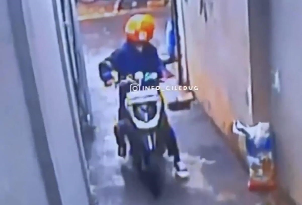 Viral Aksi Maling Motor Terekam CCTV, Pelaku Pakai Helm Ojol