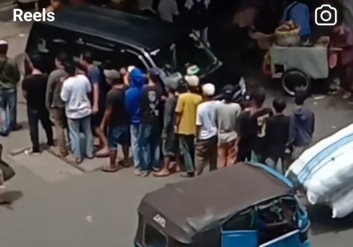 Viral! Sejumlah Pria Minta Uang kepada Pedagang di Pasar Tanah Abang