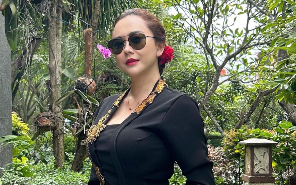 Aura Kasih Tampil Pakai Kebaya Hitam Buat Netizen Tak Kuasa Pengen Nge-zoom