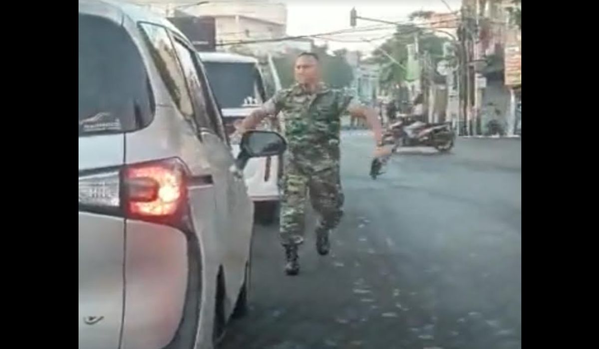 Viral Pria Bersajam Ancam Pengemudi Mobil, Kapuspen TNI: Sepertinya Memang Anggota TNI