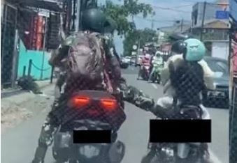 Viral Pria Berseragam Loreng Tendang Motor yang Dikendarai Ibu-Anak