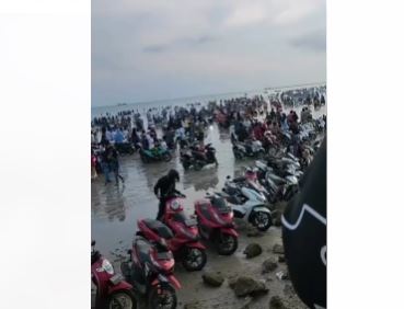 Viral, Sepeda Motor Tumpah Ruah di Bibir Pantai karena Terlalu Penuh