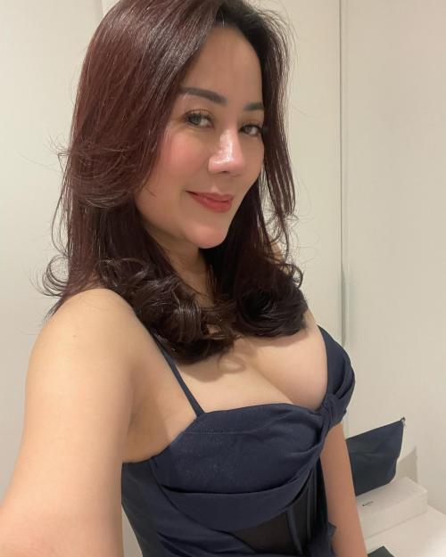 Tante Ernie Tampil Menggoda Pakai Dress Belahan Dada Rendah Netizen Tante Pemersatu Bangsa Is