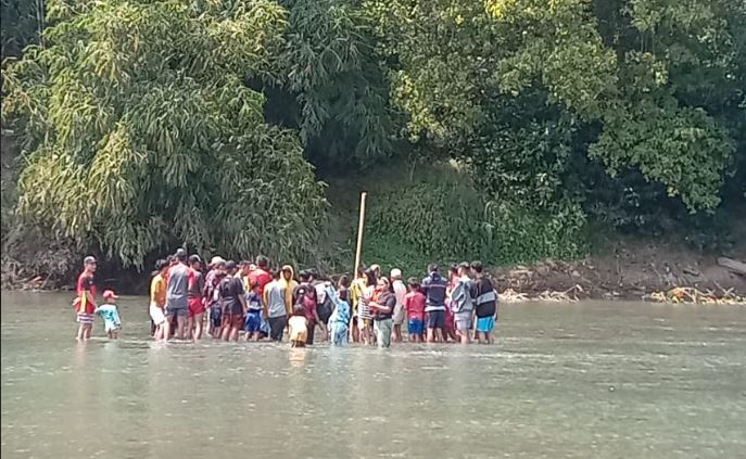 Mayat Pria Tersangkut Kayu di Sungai Cibuni Sukabumi, Warga Heboh