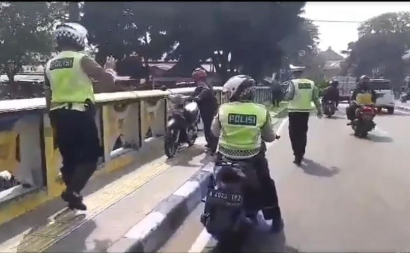 Viral, Pemotor Lawan Arus di Atas Trotoar dan Dipaksa Mundur Polisi