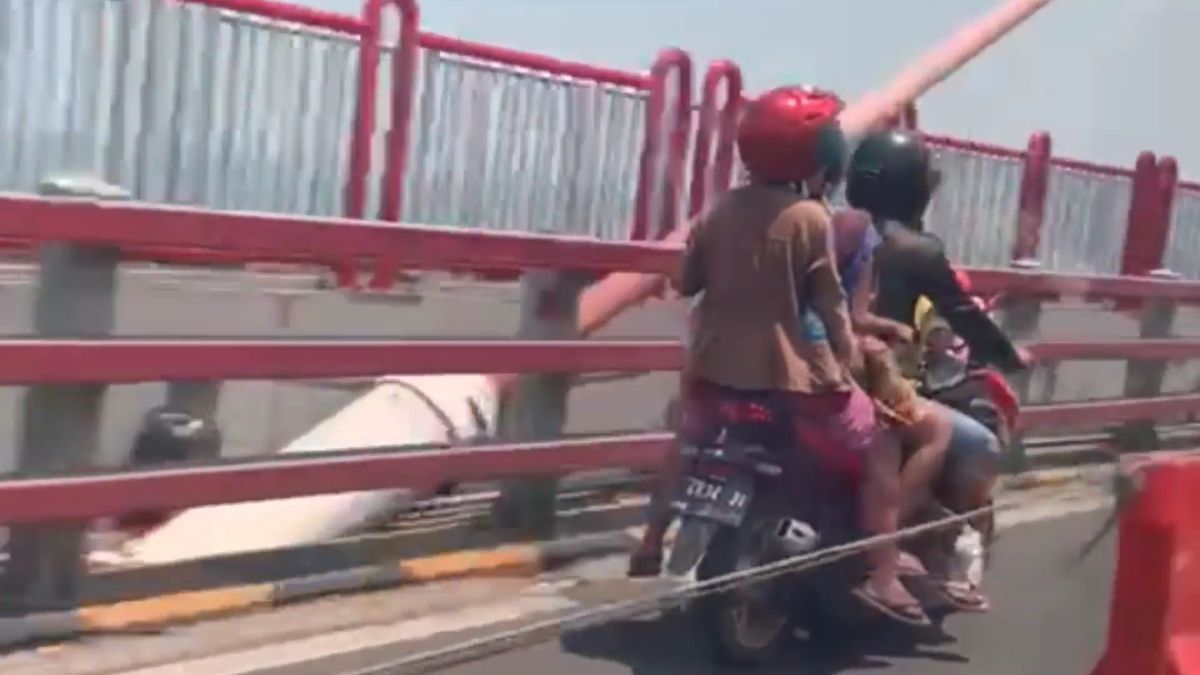 Viral! Motor Bonceng 5 Melintas di Jalur Cepat Jembatan Suramadu