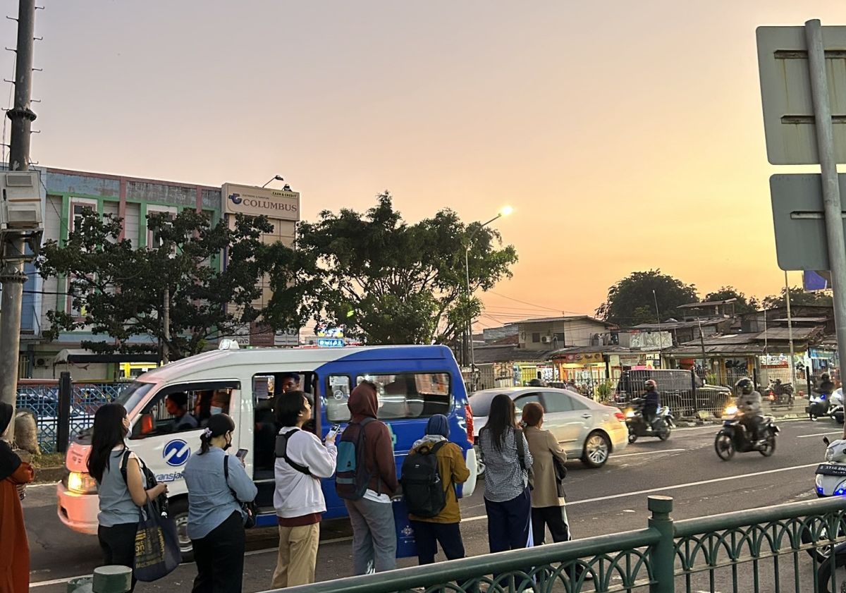 Viral Penumpang JakLingko Antre di Dekat Stasiun Klender Baru