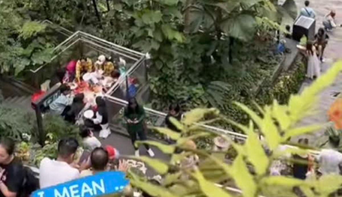 Viral Ibu Ibu Asyik Makan Dan Gelar Tikar Piknik Di Bandara Singapura